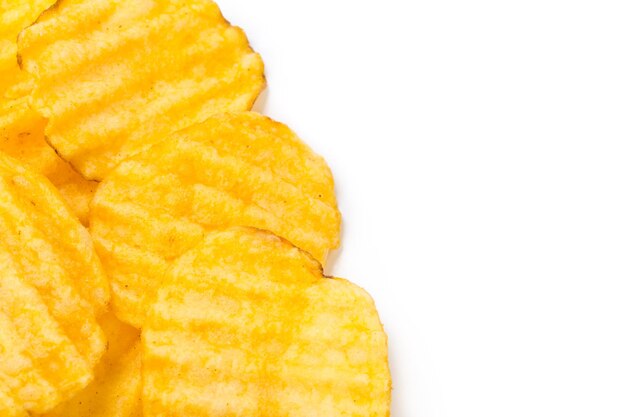 Gele chips geïsoleerd op wit