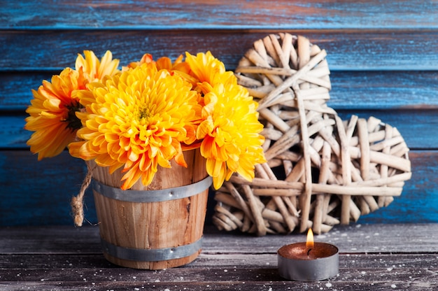 Gele chrysant in rustiek interieur