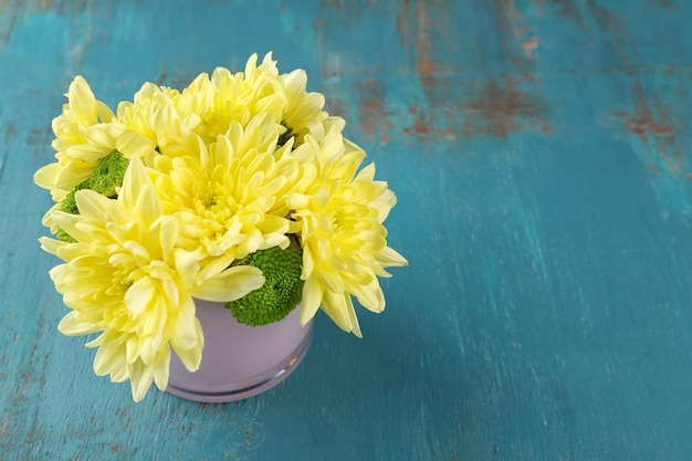 Gele chrysant op houten tafel