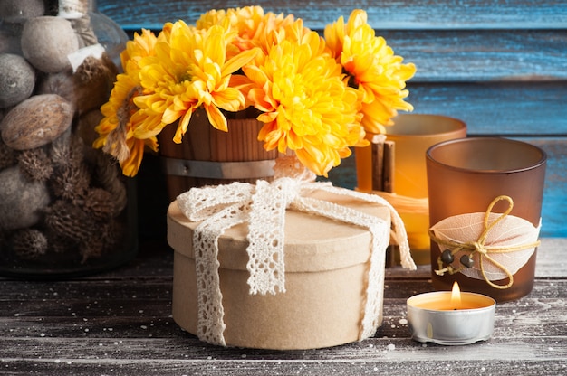 Gele chrysant, verlichte gouden kaarsen