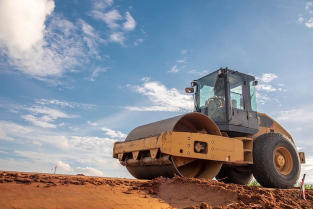 Gele compactor bij wegenbouwplaats