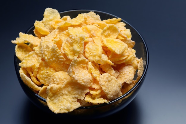 Foto gele cornflakes in een kom