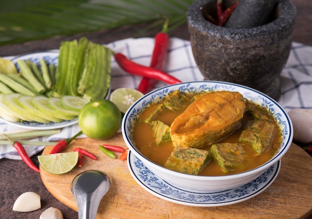 Foto gele curry vis. traditioneel zuidelijk thais eten pittig.