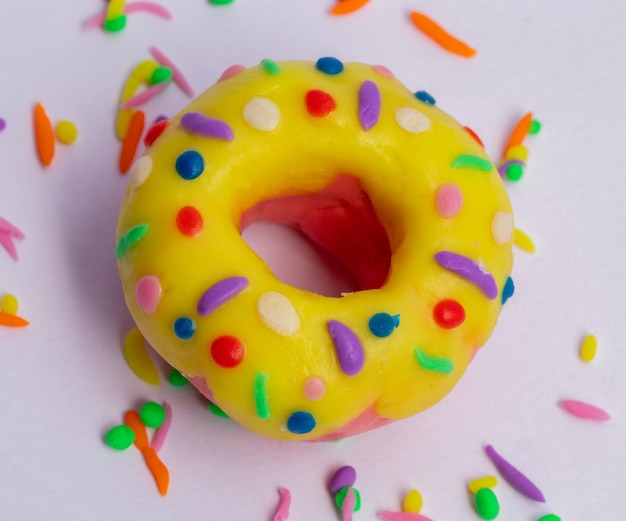 gele donuts gemaakt met plasticine