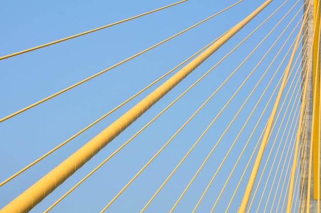 Gele draadkabel bij Hangbrug - close-up