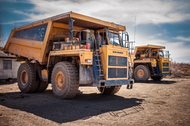 Gele dumptrucks