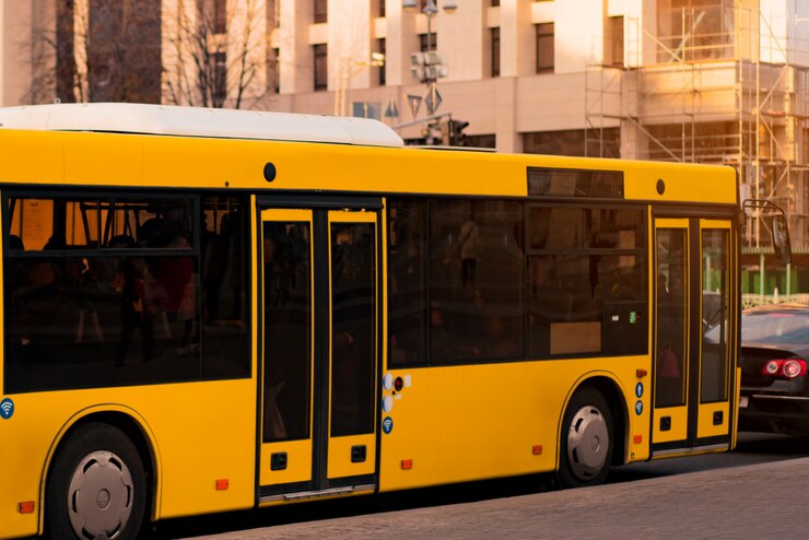 Gele elektrische bus in de stad. Geen uitstoot. Alternatieve energie