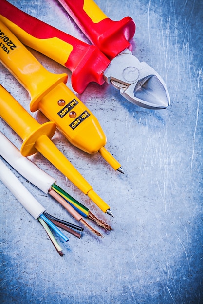 Gele elektrische tester draden snijden tangpli