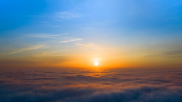 Gele en blauwe dageraad over wolken, concept, reis en vrije tijd.