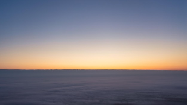 Gele en blauwe dageraad over wolken concept reizen en vrije tijd