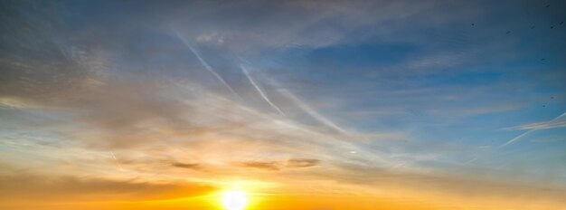 Foto gele en blauwe hemel bij zonsondergang