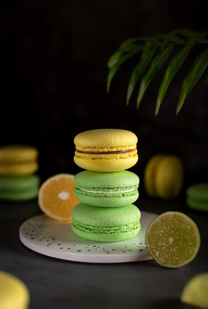 Gele en groene macaron, tropisch blad. Frans smakelijk dessert.