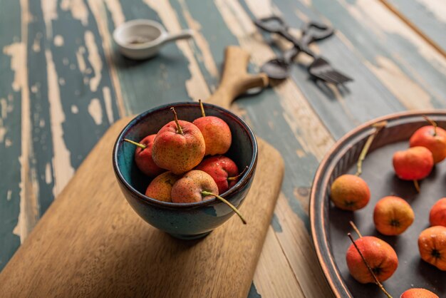 Gele en grote loquats op het bord.