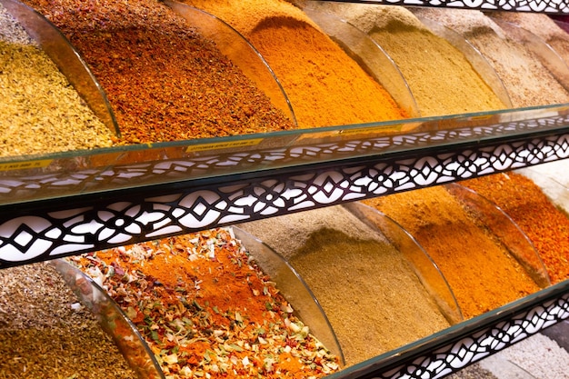 Foto gele en oranje kruiden op de marktkraam op de grote bazaar in istanboel. populaire kerriepoedervariant