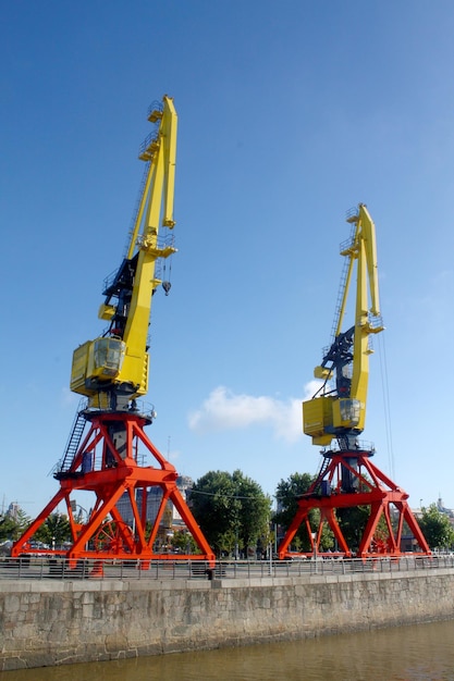 Gele en rode kraan in de zeehaven