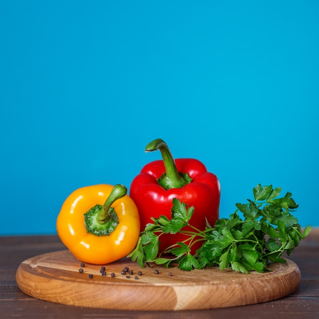 Gele en rode paprika en peterselie.