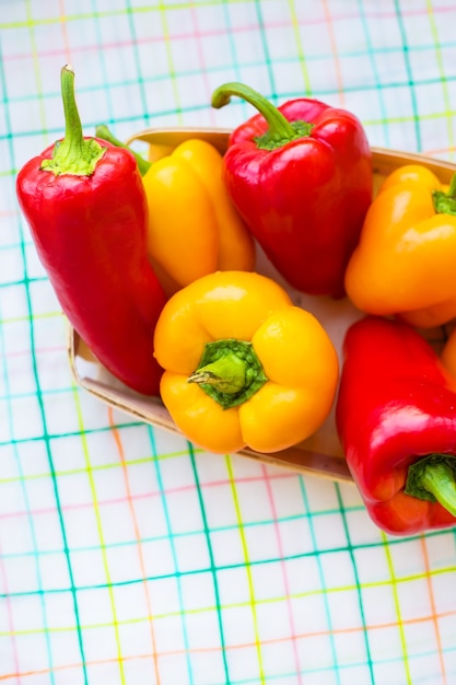 Foto gele en rode paprika's op tafel