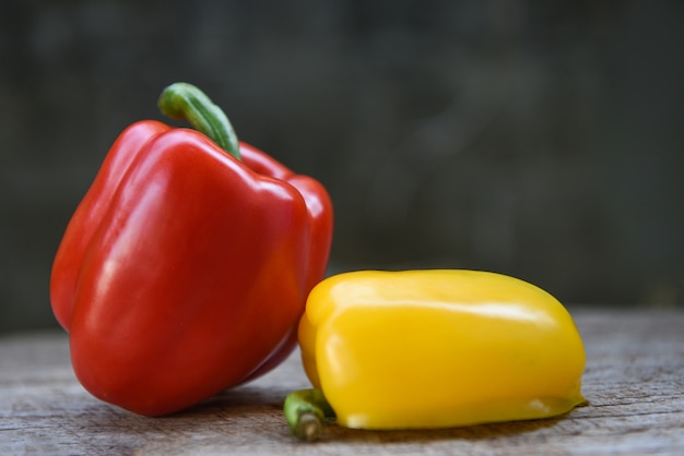 Gele en rode paprika - Verse paprikaklok op houten achtergrond