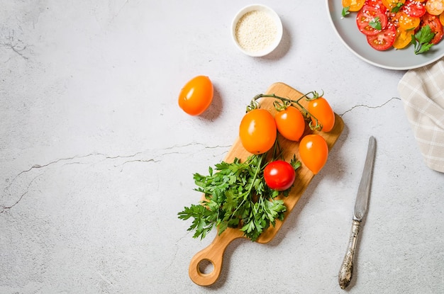 Gele en rode tomaten op snijplankingrediënten om te koken