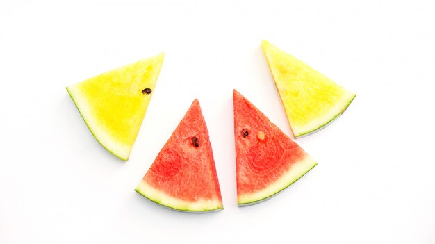 Gele en rode watermeloen op een witte achtergrond.