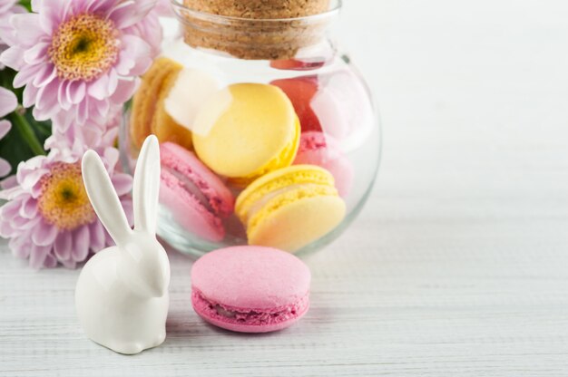 Gele en roze bitterkoekjes, decoratief konijn