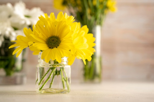 Gele en witte chrysanten bloemboeketten in vaas lente compositie met madeliefje bloemen wenskaart