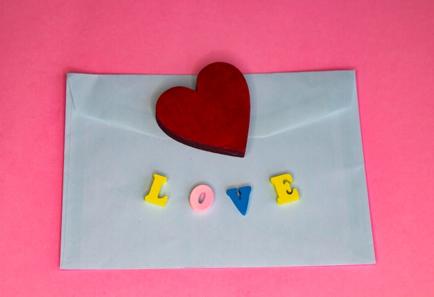 Gele envelop met een letter op het envelophart en het woord liefde