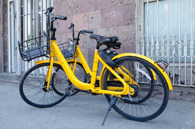 Gele fietsen te huur in de stad