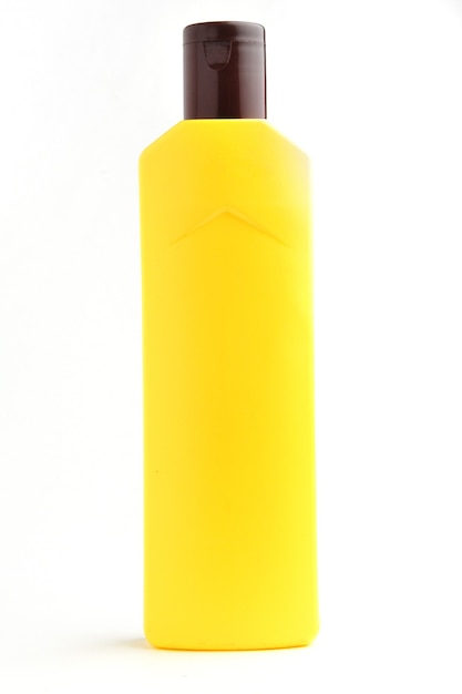 Gele fles op geïsoleerde witte achtergrond