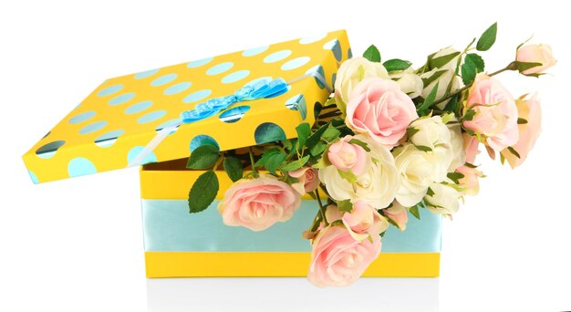 Gele geschenkdoos met bloemen geïsoleerd op wit