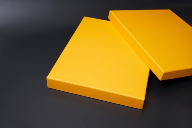 Foto gele geschenkdoos op een witte achtergrond