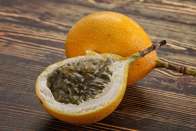 Gele granadilla met gesneden helft