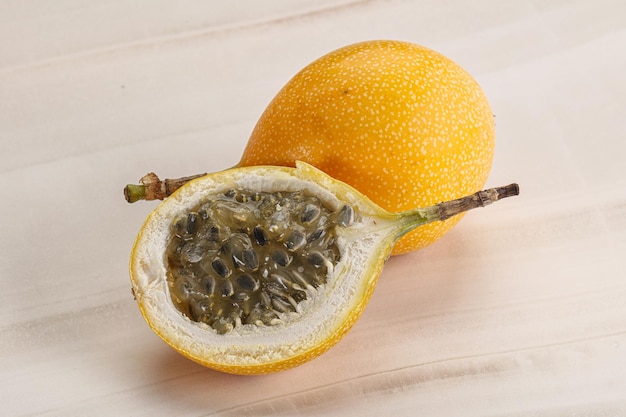 Gele granadilla met gesneden helft