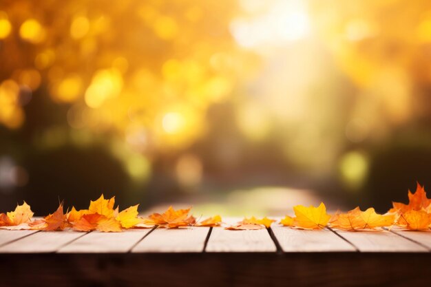 Gele herfstbladeren op houten oppervlak bij goed zonnig weer op lege kopieerruimte voor tekst