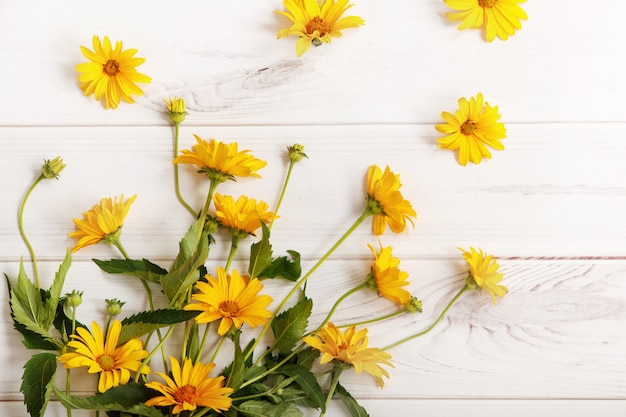 Gele het madeliefjebloemen van het boeket op houten lijst. Hoge bovenaanzicht.