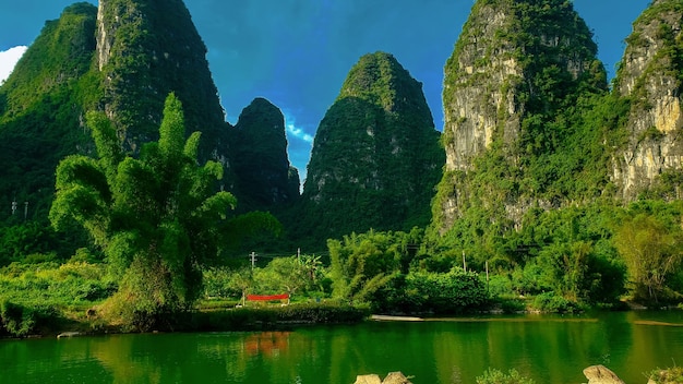 Gele Huangshan-bergen aan de rivier in China