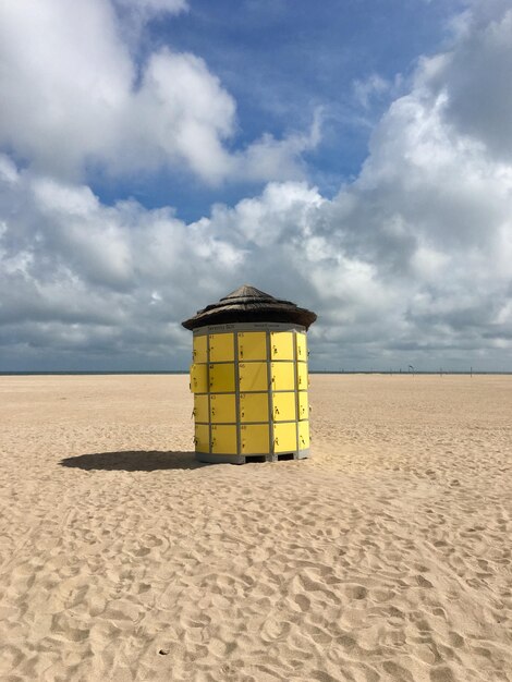 Foto gele hut op het strand tegen de lucht