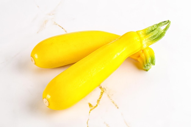 Gele jonge courgettes voor het koken