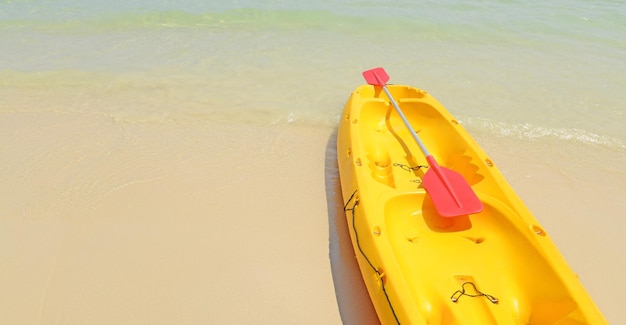 Gele kajaks op het tropische strand, Koh Samed Island, Thailand