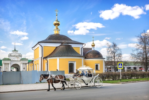 Gele Kazankerk op het marktplein en een paard en wagen Suzdal