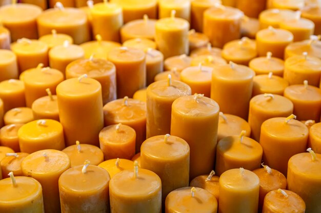 Gele kerstviering Romantische kaarsen