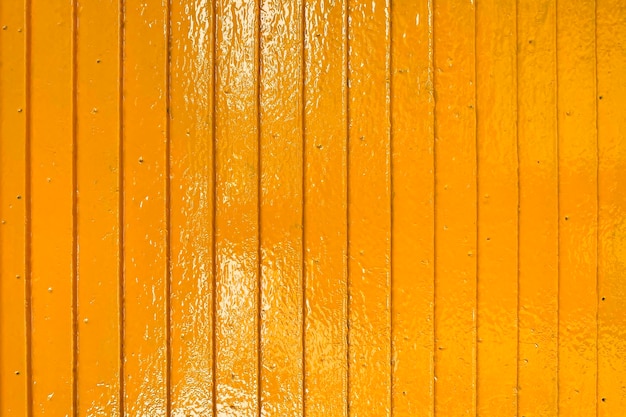 Gele kleur met een oude houten muurtextuur als achtergrond