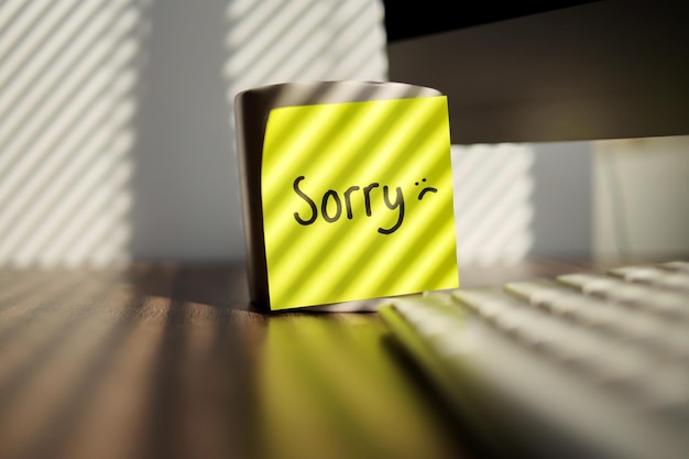 Gele kleverige briefje met de tekst Sorry op de beker