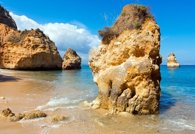 Gele kliffen in de buurt van strand (Ponta da Piedade, Algarve, Portugal).