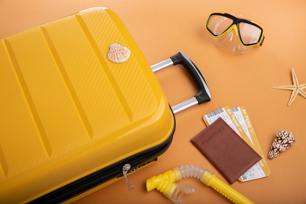 Gele koffer verpakt voor reizen met zeesterren en snorkelbril