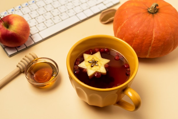 Gele Kopjes Hete Bessenthee Met Appels Wit Toetsenbord Honing Pompoen Herfst Werkruimte