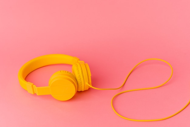 Foto gele koptelefoon geïsoleerd op roze background