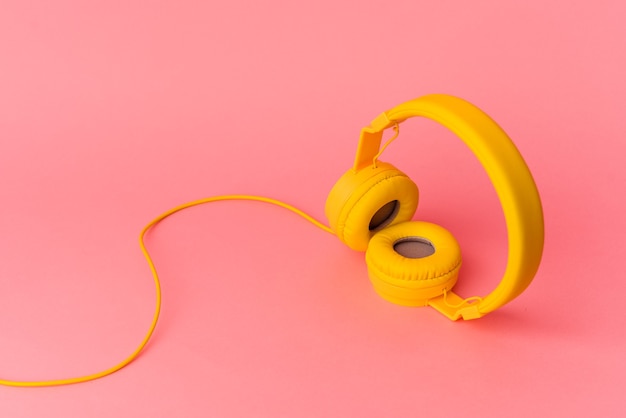 Gele koptelefoon geïsoleerd op roze background
