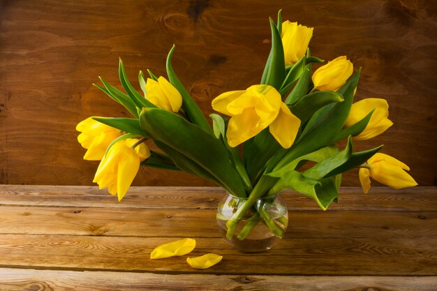 Gele lente tulpen boeket