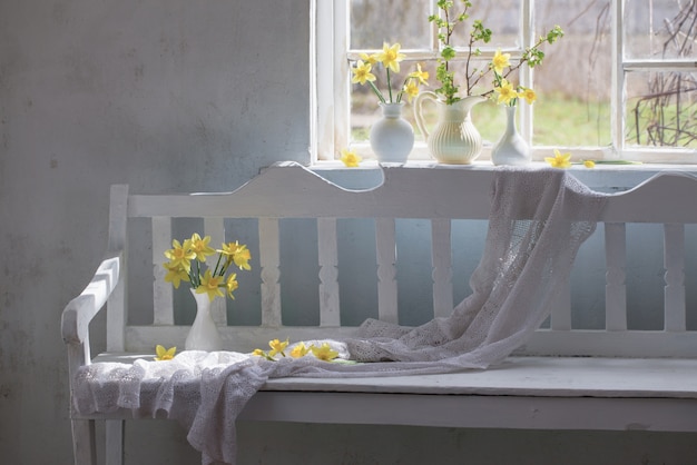 Gele Lentebloemen in witte vintage interieur